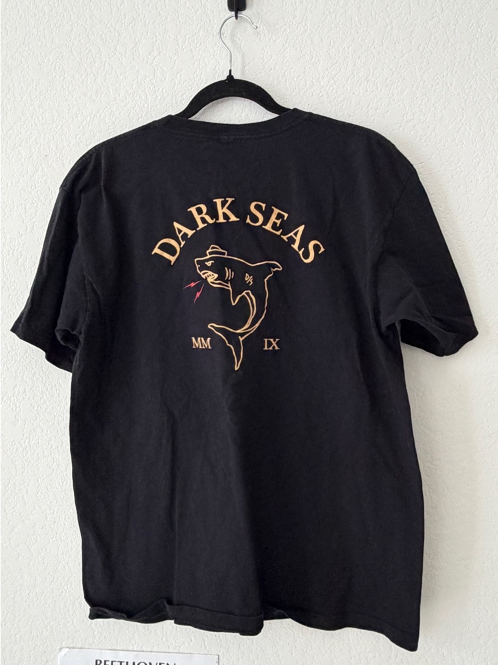 DARK SEAS DIVISION Mens Shark Logo Graphic Tee Black Gold Surf Skate L
